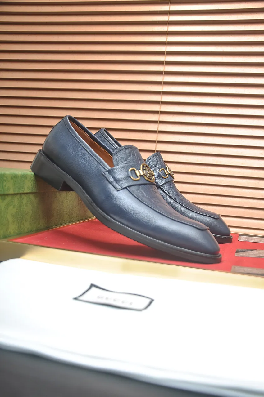 Men's shoes💰460💶Italy's top luxury men's shoes giant [GUCCI Gucci] has a new model 🍃Original European style🔰 Pleasant to the eye😍In order to make the shoes more durable and non-deformable🌀The production continues to follow traditional methods but there is still no lack of innovation💪The original cowhide is chosen for the leather♻️ Smooth, natural and exceptionally bright⭐Made of imported cowhide, the first choice of the rich 38-45 (45 customized)